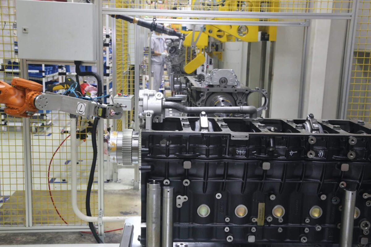 sdec-robotic-engine-assembly-factory-scaled.jpg